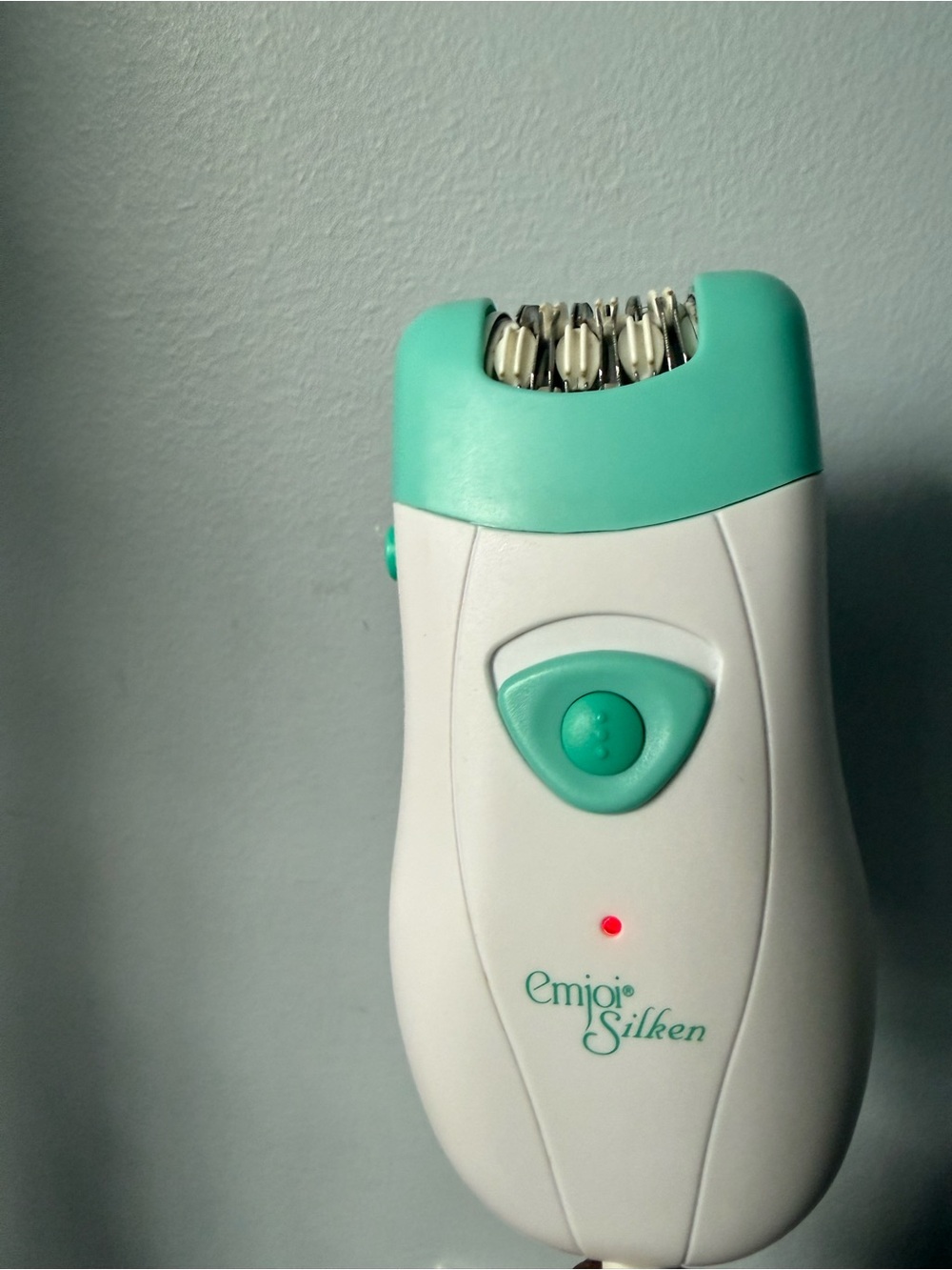 Emjoi Gently Silken AP-9P Rechargeable Epilator 18 Tweezer Hair Removal Kit